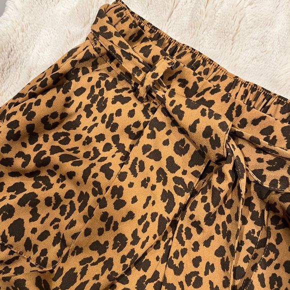 FLOWY HIGH WAISTED SHORTS - Picture 1 of 5